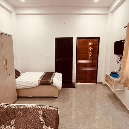 Shri Ram Darbar Hotel Ayodhya Buitenkant foto