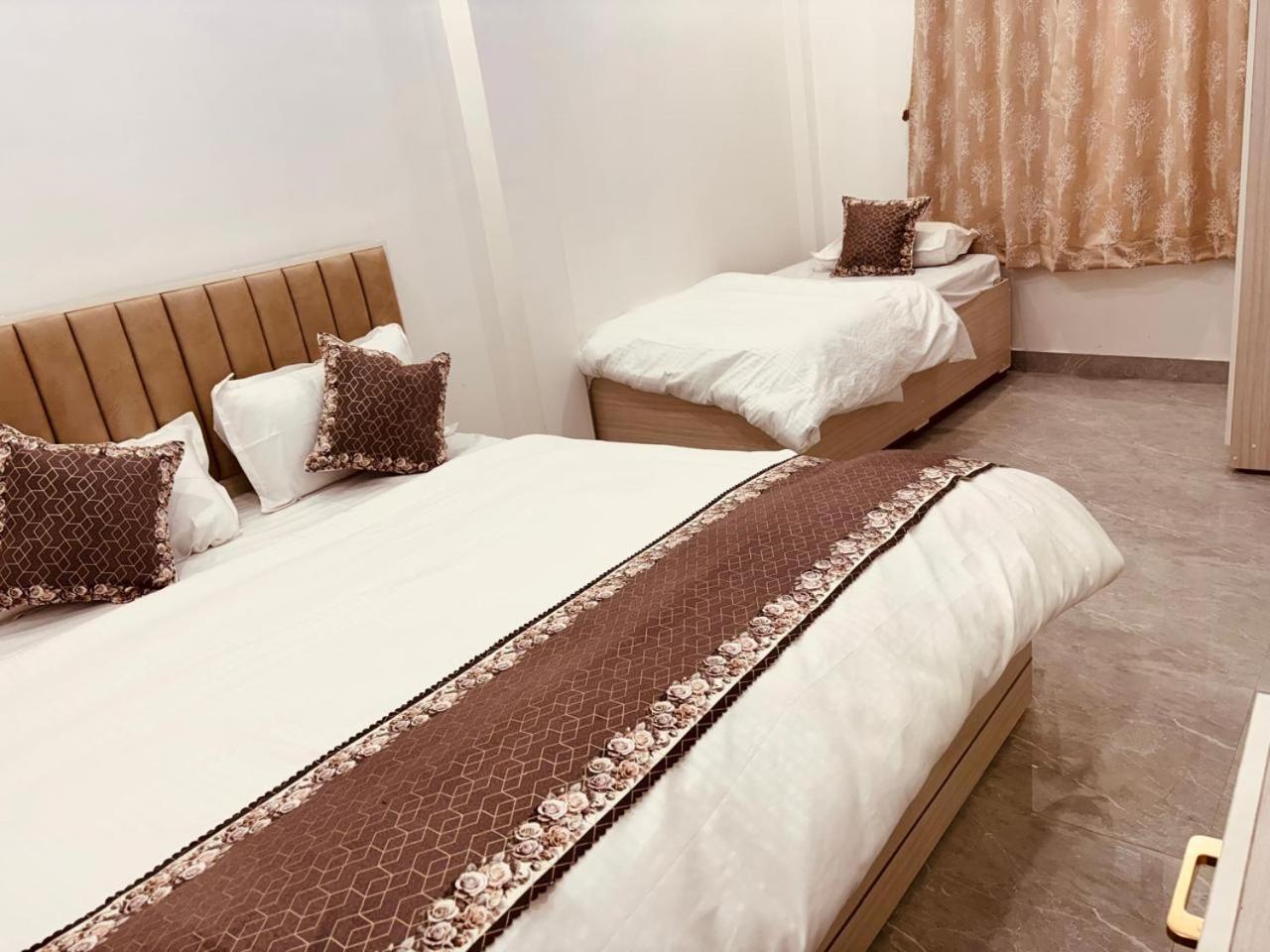 Shri Ram Darbar Hotel Ayodhya Buitenkant foto