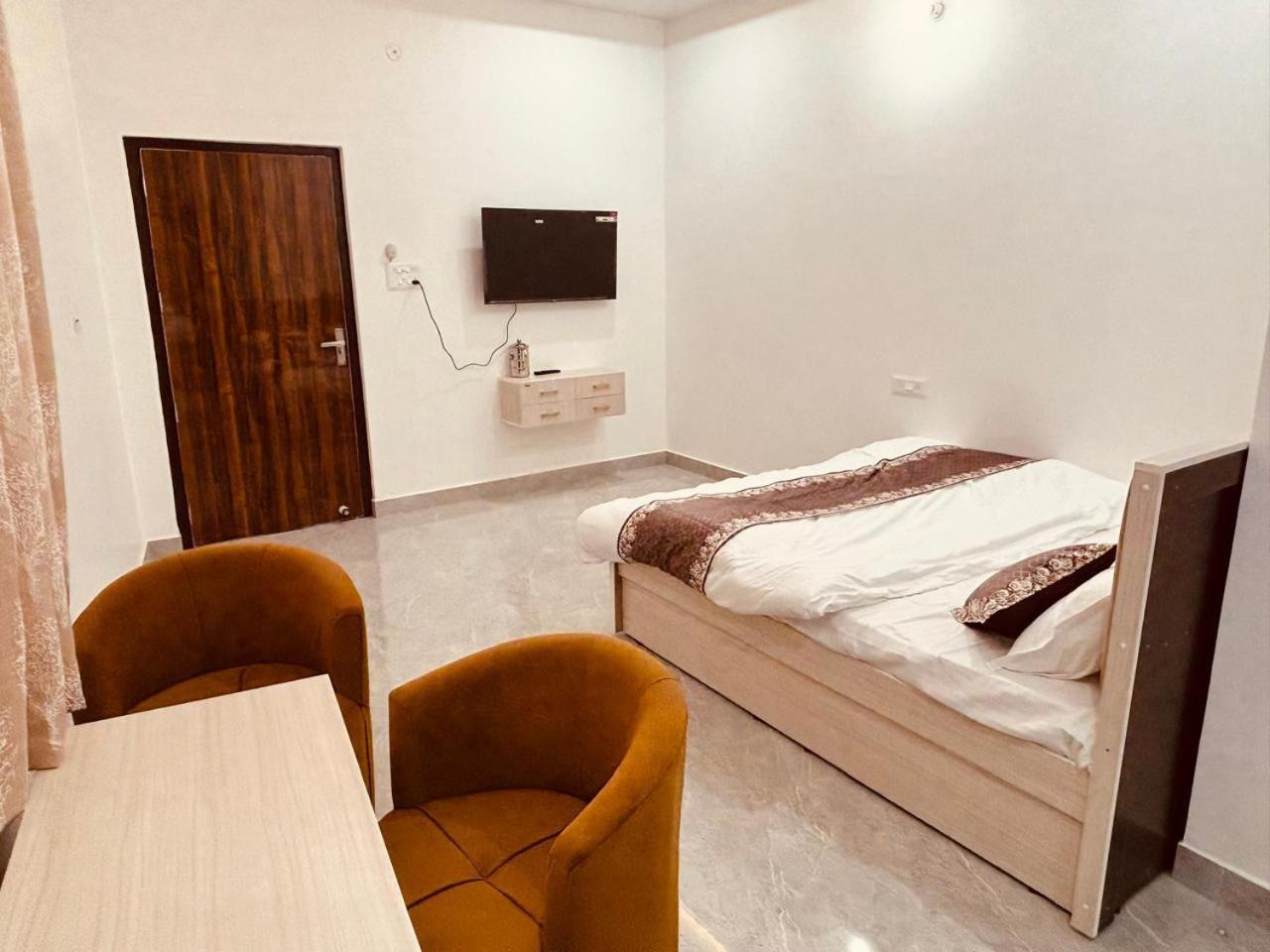 Shri Ram Darbar Hotel Ayodhya Buitenkant foto