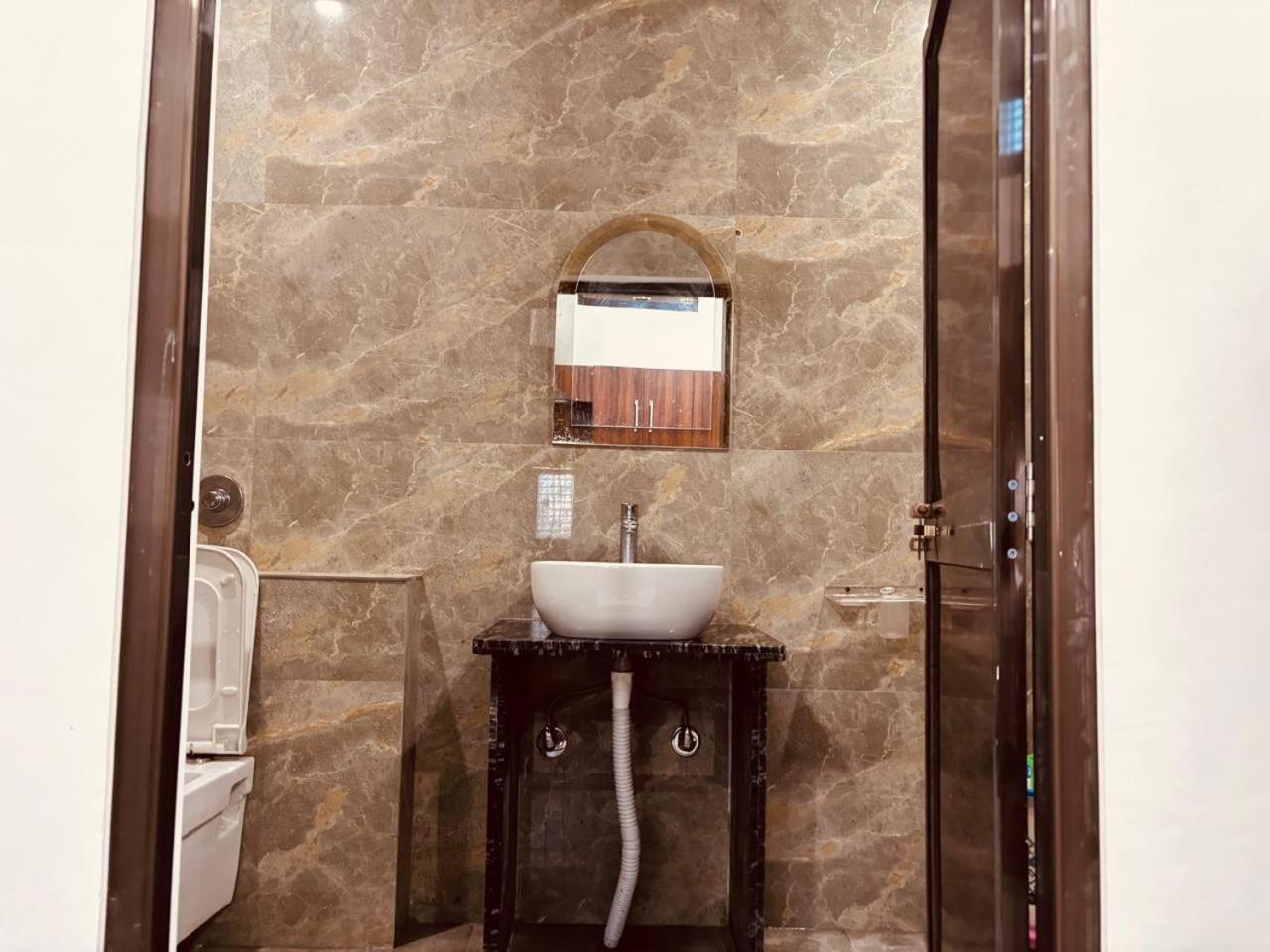 Shri Ram Darbar Hotel Ayodhya Buitenkant foto