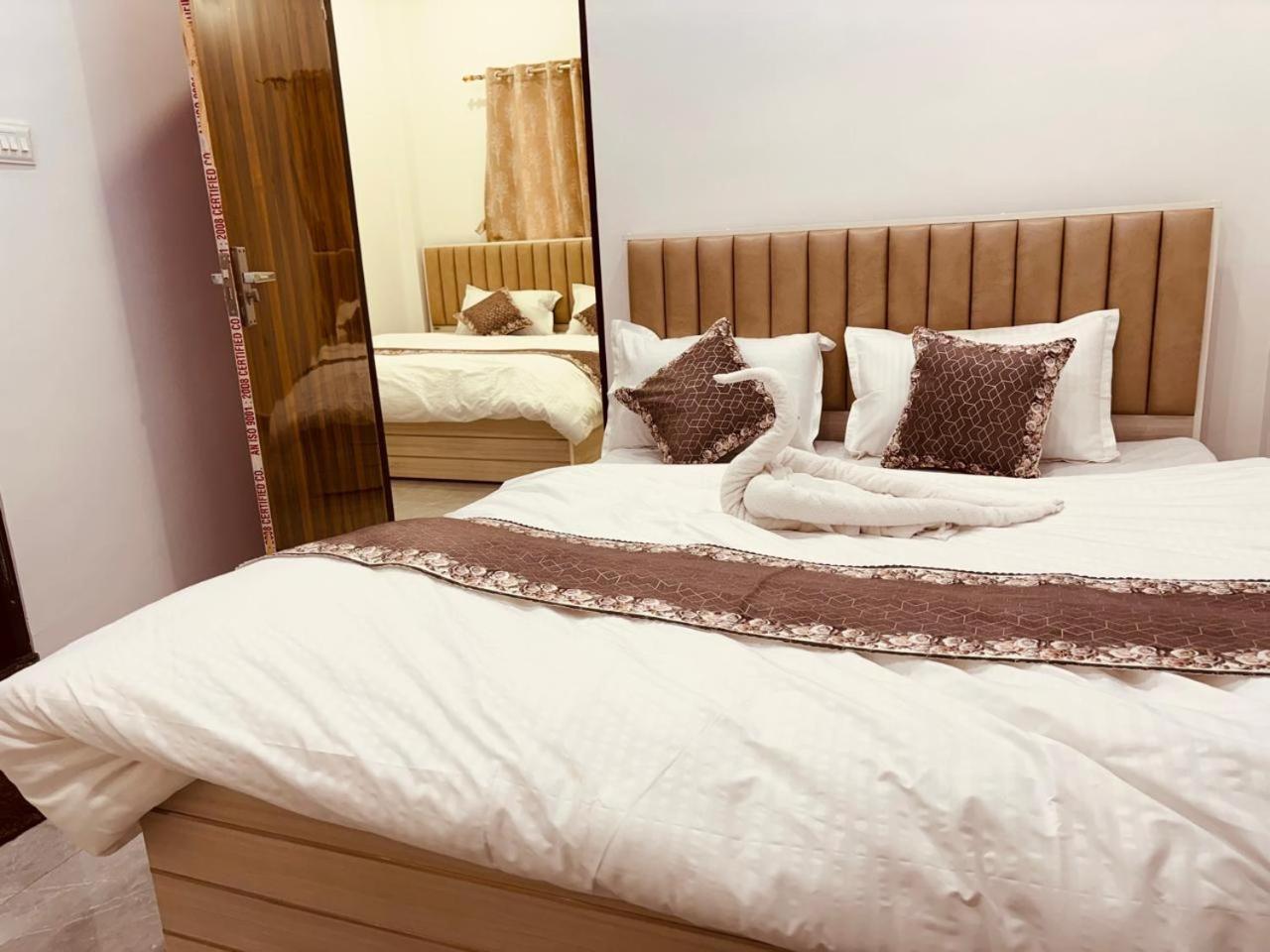 Shri Ram Darbar Hotel Ayodhya Buitenkant foto
