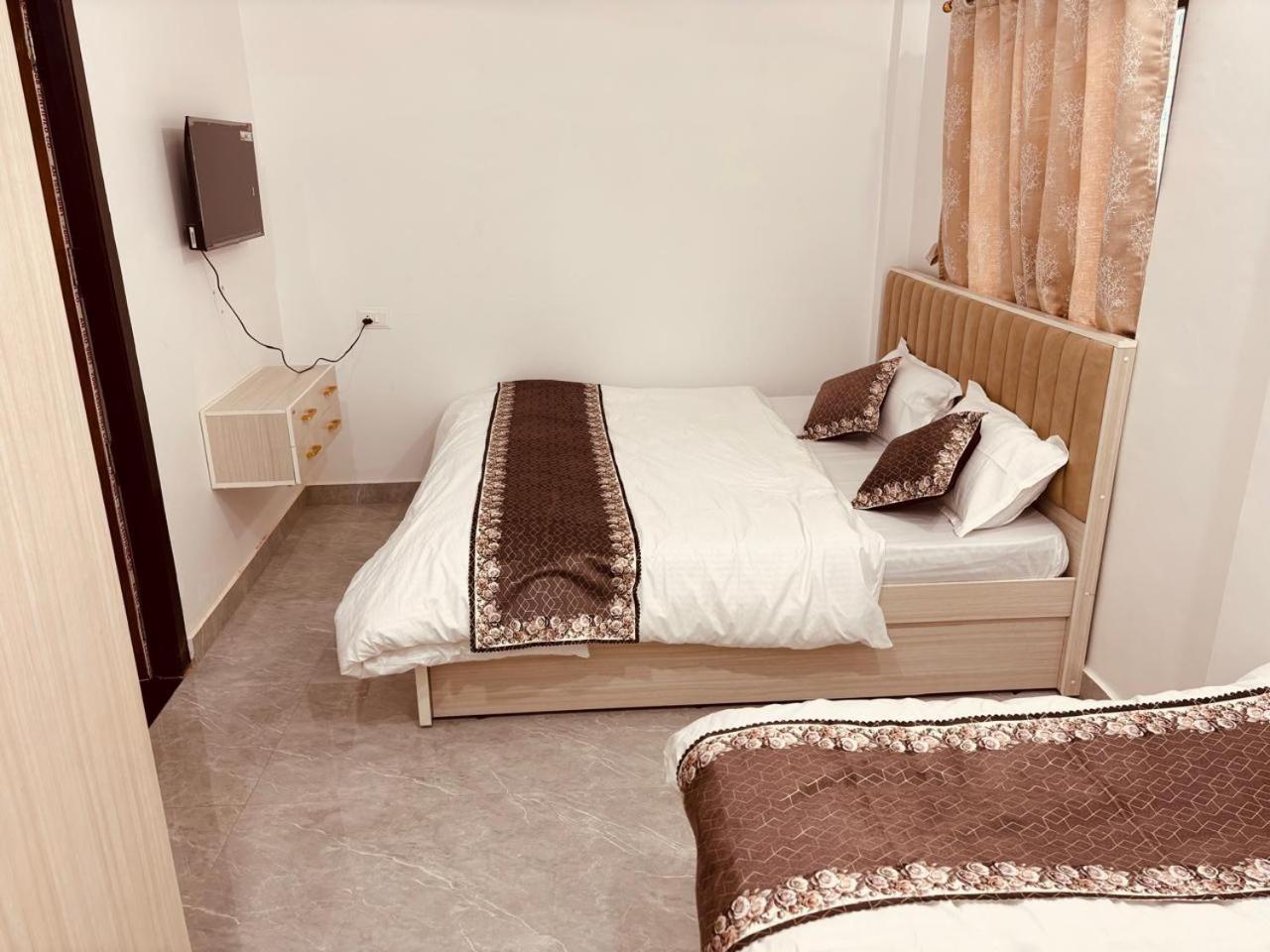 Shri Ram Darbar Hotel Ayodhya Buitenkant foto