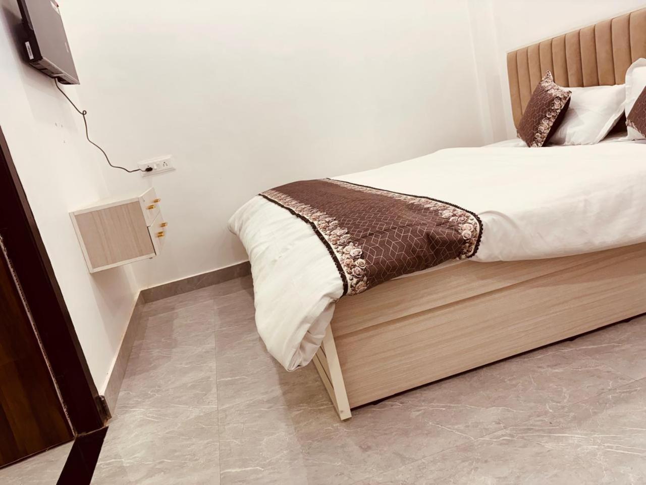 Shri Ram Darbar Hotel Ayodhya Buitenkant foto